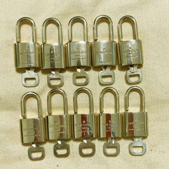 authenticity guaranteed LOUIS VUITTON LV 10 SET PADLOCK KEY CHARM - Picture 2 of 6